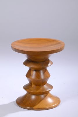 une image d'une petite table en bois avec un plateau en bois