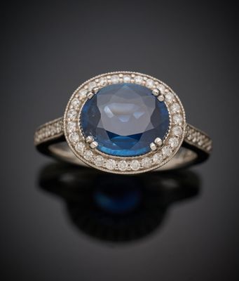 bague en saphir bleu et diamant sur fond noir