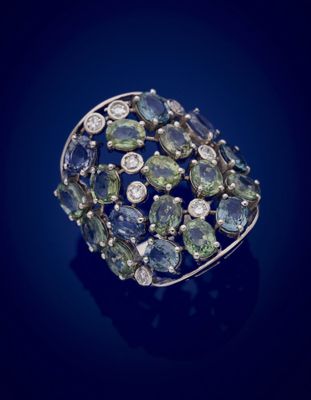 Large BAGUE de forme ovale en or gris (375‰) 9 carats, ajour…