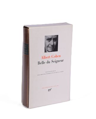 la couverture d'un livre sur laquelle figure le visage d'un homme