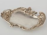 une assiette en argent antique avec un motif décoratif