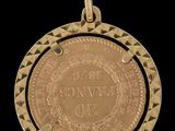 un gros plan d'une médaille d'or sur fond noir