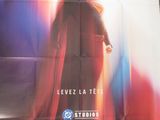 L'affiche de Superman est accrochée au mur d'un immeuble.