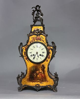une horloge jaune et noire posée sur une table