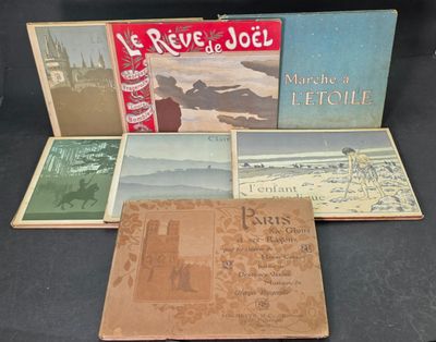 Plusieurs vieux livres sont posés sur une table devant un fond noir.