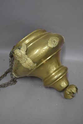 une clochette ancienne en laiton, d'une chaîne suspendue à son col
