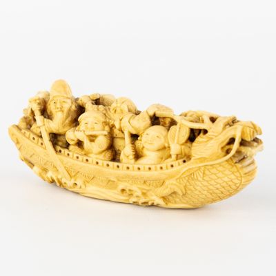 un bateau sculpté avec un groupe de personnes à bord