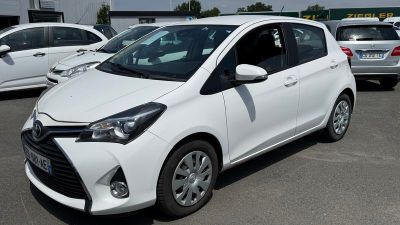 une Toyota Yaris blanche garée sur un parking