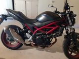 une moto noire et rouge garée dans un garage