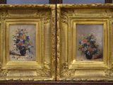 une paire de tableaux représentant des fleurs dans un vase posé sur une chaise