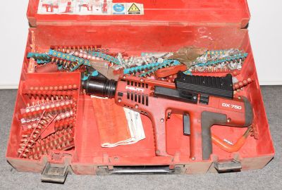 une boîte à outils rouge contenant tout un tas d'outils