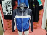 un mannequin portant un chapeau et une veste, allongé sur un lit