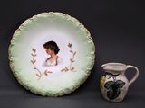 une assiette sur laquelle est représentée une femme, à côté d'un vase
