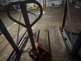 une fourche au milieu d'un chariot élévateur dans un entrepôt