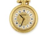une image montrant un gros plan d'une montre de poche en or avec des chiffres romains
