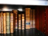 beaucoup de vieux livres sur une étagère dans une bibliothèque