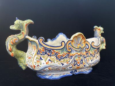 Grande coupe en faïence épaulée de dragons, L 48