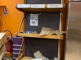 une cuisine aux murs orange et équipée d'un réfrigérateur en inox