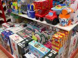 un présentoir de jouets à vendre dans un magasin de jouets