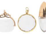 un gros plan sur trois types de bijoux différents sur fond blanc