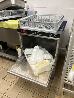 un lave-vaisselle et un évier dans une cuisine professionnelle