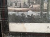 une photo d'un bâtiment sur lequel se trouve une horloge