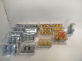 tout un tas de petits récipients en plastique posés sur la table