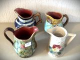 trois vases posés l'un à côté de l'autre sur une table