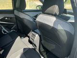 les sièges arrière d'une voiture, avec un ordinateur portable posé à l'arrière