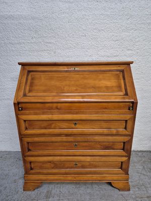 J/ Commode scribane en merisier ouvrant par 3 tiroirs.