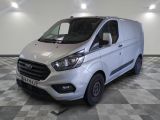 La nouvelle fourgonnette Ford Transit est garée sur un sol à damier.