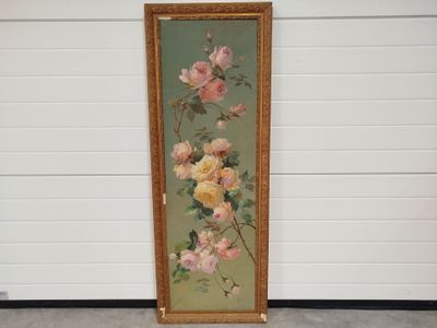 tableau représentant des roses roses et jaunes sur fond vert, dans un cadre doré
