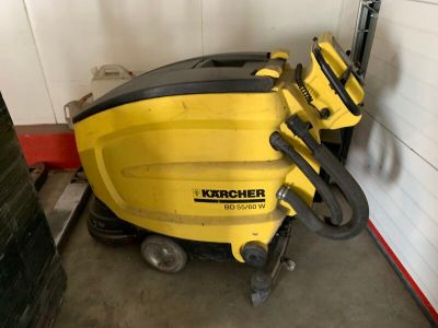 un gros plan d'une machine jaune et noire dans un garage