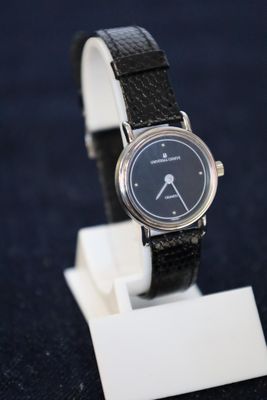 une montre posée sur un support sur une table