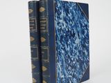 un livre bleu avec des bordures dorées et une couverture bleue sur fond blanc