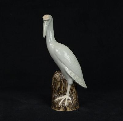 un oiseau blanc perché au sommet d'une souche d'arbre