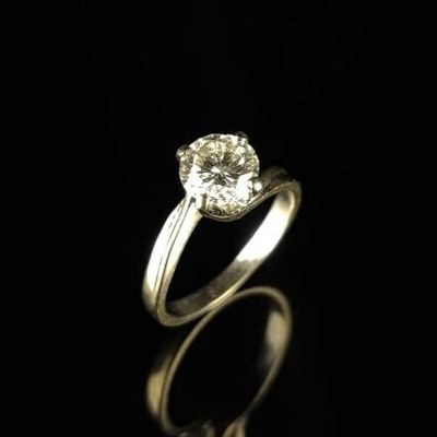 Bague solitaire en or blanc légèrement tourné ornée d'un dia…
