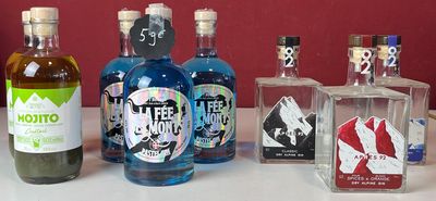 de nombreuses bouteilles d'alcool posées les unes à côté des autres sur un comptoir