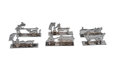trois figurines d'animaux et de chevaux plaquées argent sur fond blanc