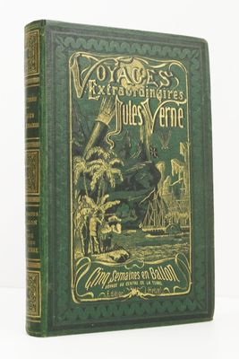 un vieux livre à la couverture verte, ornée de lettres dorées