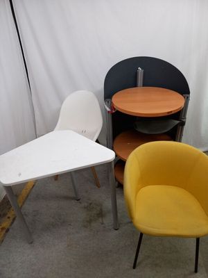 trois chaises et une table dans une pièce avec un rideau blanc