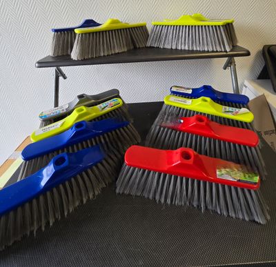 Lot 12 brosses pour balais neuves