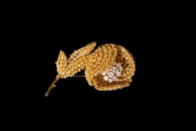 Broche en or jaune 18K (750/1000) stylisant une fleur ornée d'un bouqu - Photo 1