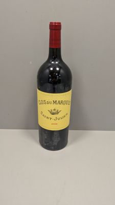 une bouteille de vin posée sur une table