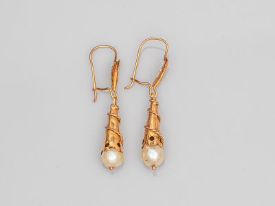 une paire de boucles d'oreilles en or et perles