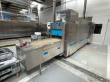 une machine qui fabrique des bouteilles de vin dans une usine