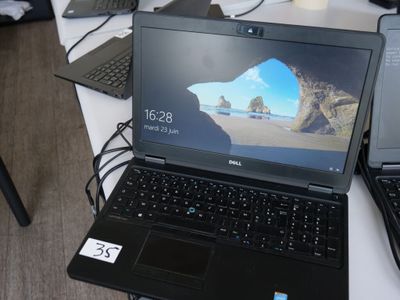 deux ordinateurs portables posés sur une table