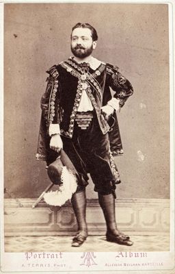une vieille photo d'un homme en costume et avec un chapeau