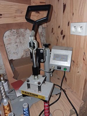 une machine posée sur une table dans une pièce