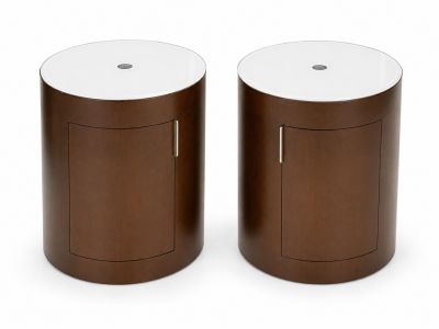 deux tables d'appoint rondes avec un plateau blanc et un piètement marron